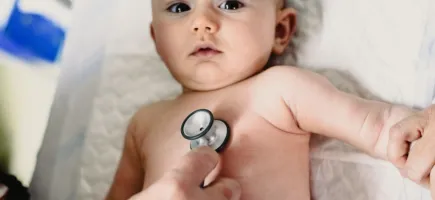 Nen petit examinat pel metge - Hospital Sant Joan de Déu Barcelona Nen petit examinat pel metge - Hospital Sant Joan de Déu Barcelona