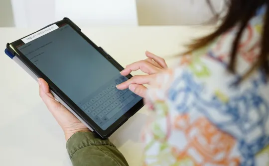Enfermera utilizando una tablet en una consulta del Hospital Sant Joan de Déu Barcelona
