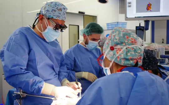 Dr. Lucas Krauel y su equipo durante una intervención en el Hospital Sant Joan de Déu Barcelona