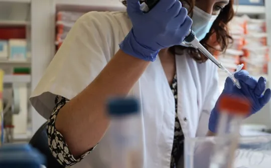 Una profesional procesa una muestra en el laboratorio de diagnóstico molecular