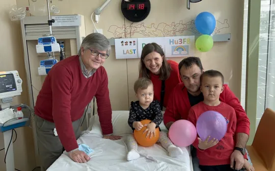 Аня на последнем сеансе иммунотерапии со своей семьей и доктором Мора в Госпитале Сант Жоан де Деу Барселона