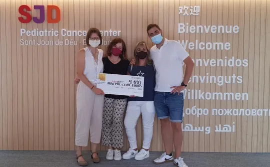 Representantes de la Colla de Geganters i Grallers de Lliça de Vall entregaron los fondos recaudados al Hospital Sant Joan de Déu Barcelona.
