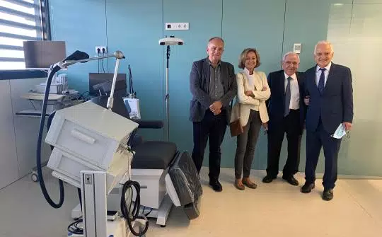Representantes de la Fundación Bosch Aymerich visitan la Unidad de Neuromodulación junto a Manel del Castillo, director gerente del Hospital.
