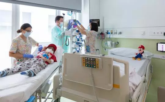 Healthcare professionals looking after an inpatient at SJD Pediatric Cancer Center Barcelona