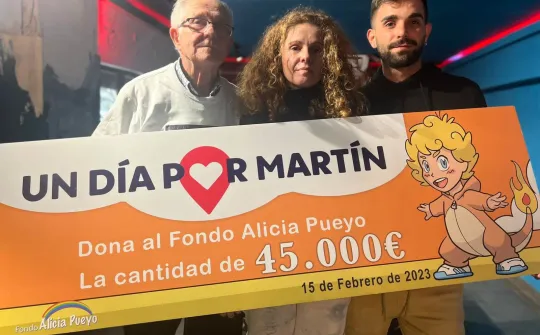 Momento de entrega de la donación de la familia de Martín