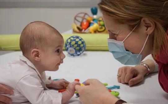 Bebe y su madre en consulta de rehabilitación