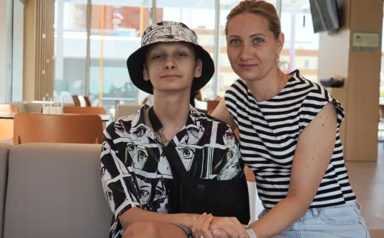 Yaroslav Posliedov con su madre en la cafetería del SJD Pediatric Cancer Center Barcelona