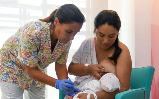 Un recién nacido recibe la inmunización contra VRS en el Hospital Sant Joan de Déu Barcelona