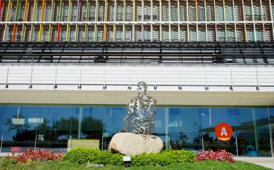 External façade with statue of Jaume Plensa at the SJD Barcelona Children's Hospital