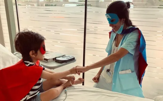 Simón with Sònia Tordera from the SJD Barcelona Children's Hospital Child Life team.