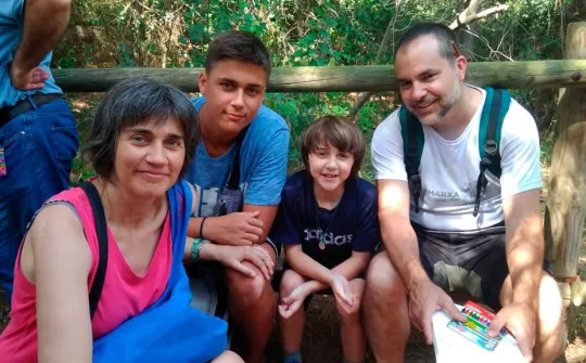Foto de Marta con su familia durante una excursión