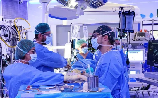 Moment d'una cirurgia cardíaca mínimament invasiva - Hospital Sant Joan de Déu Barcelona