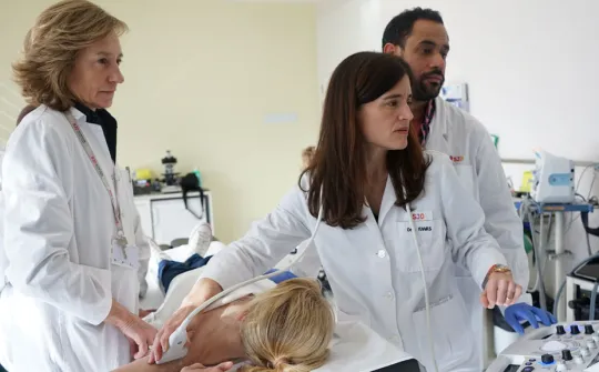 Especialistes de Dermatologia tractant un pacient amb lesió vascular
