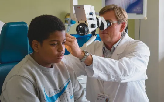 El Dr. Oliver Haag examinando a su paciente Aissam
