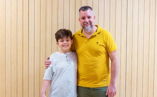 Santiago, con su padre Iván, en un espacio del Hospital Sant Joan de Déu Barcelona