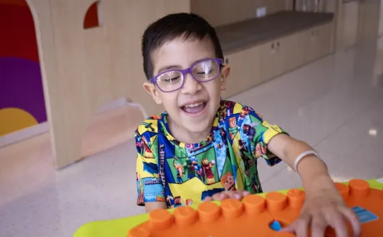 Isaías jugant durant la seva estada a l'Hospital Sant Joan de Deú