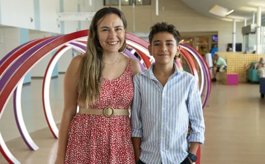 Quique con su madre en el Hospital Sant Joan de Déu
