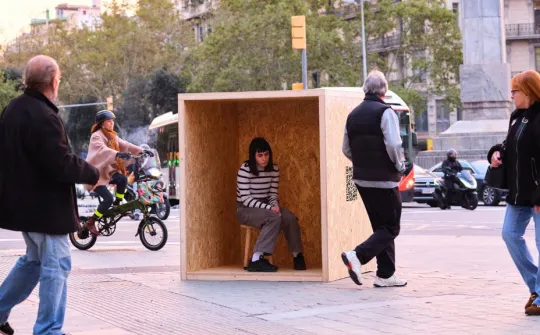 Noia aïllada dins una caixa de fusta - Henka, Hospital Sant Joan de Déu Barcelona