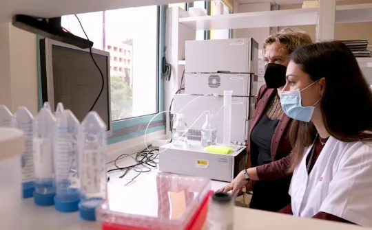 Meritxell Teixidó, CEO and CSO of Gate2Brain, and Clàudia Resa, doctoral industrial PhD student, in the laboratory. Image: Gate2Brain