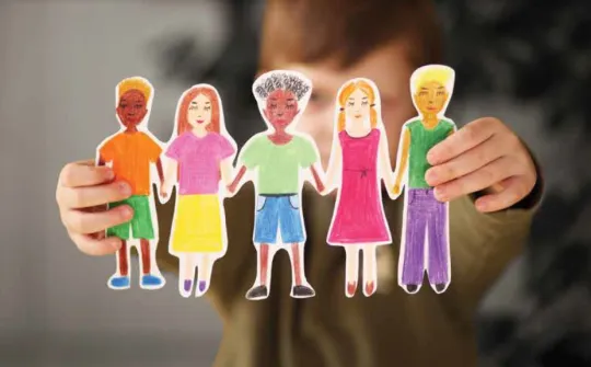 Nen sostenint dibuix amb personatges de diferents ètnies. Hospital Sant Joan de Déu Barcelona