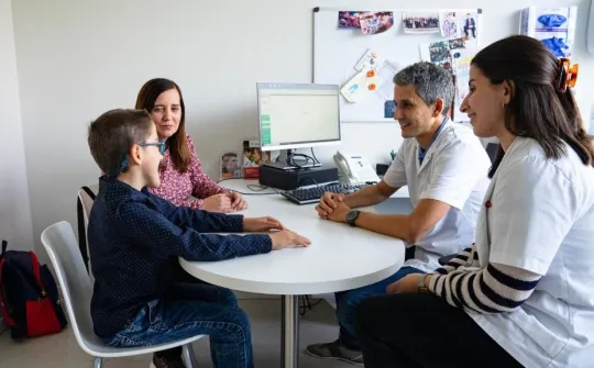 Daniel Natera, neurologist at the Neuromuscular Diseases Unit, Berta Estevez, researcher at the Sant Joan de Déu Research Institute, Martí, patient at the SJD Barcelona Children's Hospital, and his mother Pilar.