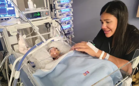 Nicole with her daughter in the NICU at the SJD Barcelona Children's Hospital