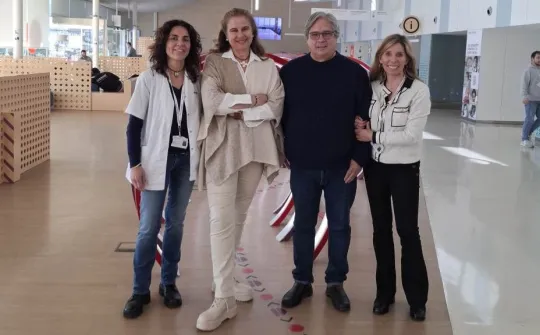 Representantes de Fundación Infancia Solidaria en el Hospital Sant Joan de Déu Barcelona