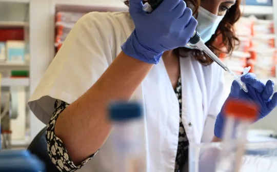 Una professional processa mostres al laboratori de diagnòstic molecular