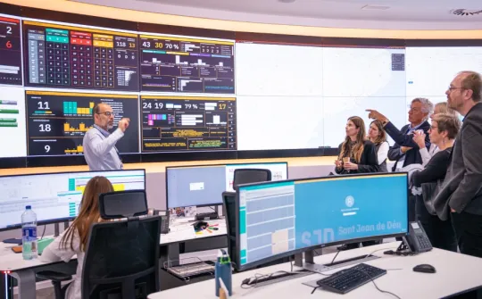 Una delegación del gobierno de Luxemburgo en el Command Center de Sant Joan de Déu