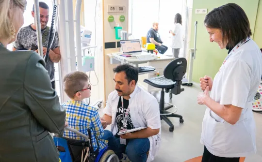 Profesionales de la Unidad de Investigación Clínica con un paciente y su familia.