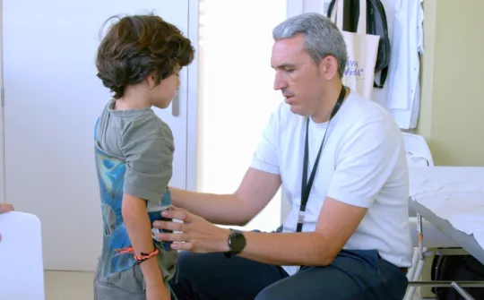 El Dr. Alejandro Peiró con un paciente pediátrico que utiliza corsé