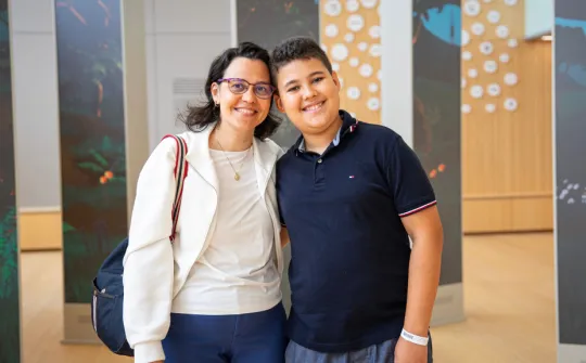 En Youssef, un infant tractat amb un trasplantament de medul·la òssia, i la seva mare.