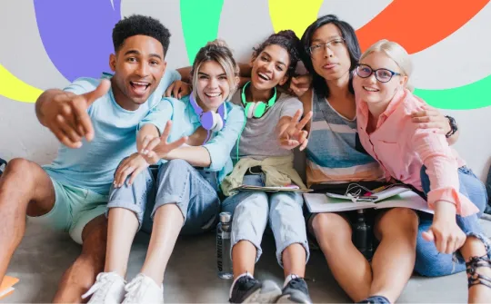Grup d'adolescents saludant. Hospital Sant Joan de Déu Barcelona