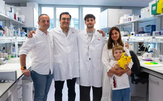 La família de la Lucía i l'Ángel Montero al laboratori de Sant Joan de Déu