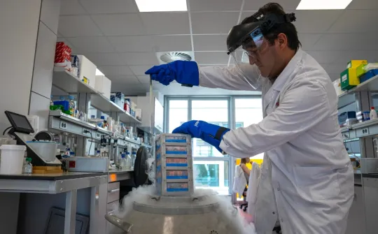 Ángel Montero treballant amb un tanc de nitrogen