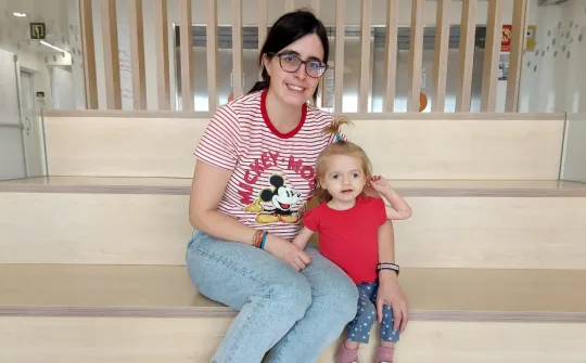 La Lia, una pacient de l'Únicas Hackathon, i la seva mare