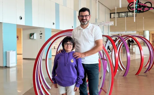 Albert Piñol i la seva filla Sira a l'entrada de l'Hospital Sant Joan de Déu Barcelona