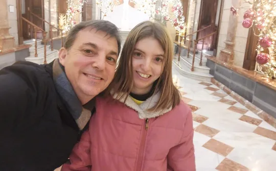 Sofía, participante del Únicas Hackathon, y su padre Juan Antonio