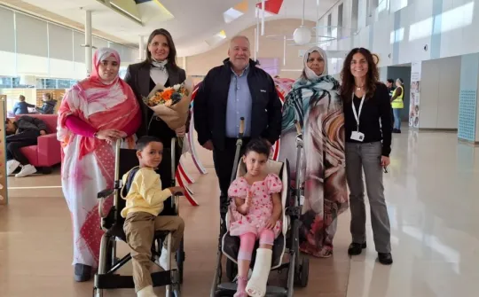 Representantes de la empresa Agefred con dos pacientes del programa Cuida'm