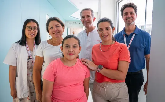 Mariangel, su familia y profesionales del SJD Barcelona Children's Hospital