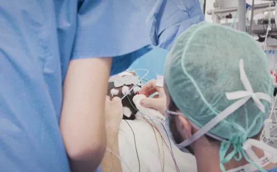 Profesionales de Sant Joan de Déu monitorizando el cerebro de un paciente pediátrico