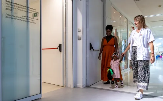 Valoración NPS familias internacionales SJD Una familia internacional acompañada de una profesional del Departamento de Paciente Internacional