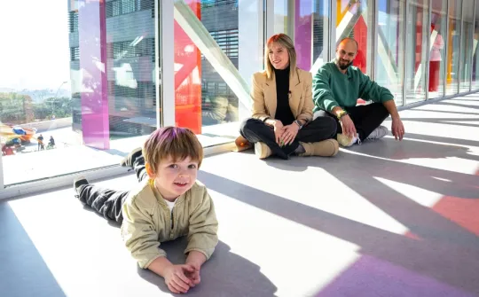 En Niel, un nen amb acidèmia propionica, i els seus pares a l'Hospital Sant Joan de Déu Barcelona Niel acidèmia propiònica malaltia rara sant joan de déu