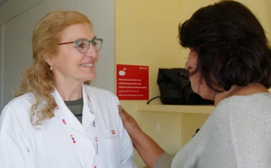 La Dra Vicky Fumadó con una paciente tratada de Chagas vicky fumadó chagas enfermedades infecciosas sant joan de deu oms