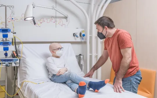 Иллюстративное изображение ребенка в детском онкологическом отделении