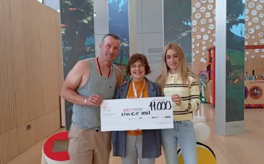 Los padres de Bruno haciendo entrega de la donación