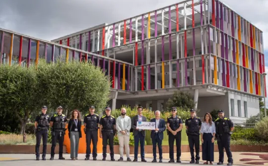 Imagen del momento de entrega de la donación de la Policia Local de Espluges Imagen del momento de entrega de la donación de la Policia Local de Espluges