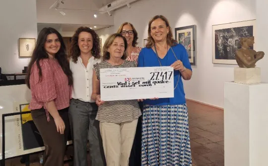 Imagen del momento de entrega de la donación en la galería de arte Joan Gaspar