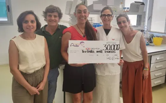 Imagen de la Asociación Benéfica Anita en la entrega de la donación en 2026