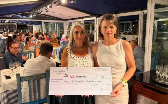 Imagen de entrega de la donación de la gala benéfica de Sitges